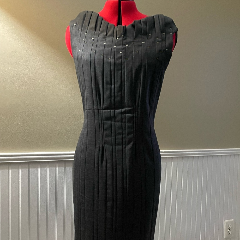 Ultra finally tailored Hugo Boss gray business dress size 8